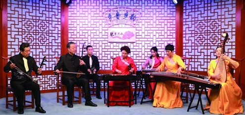 菏泽弦索乐通常由筝、琵琶、扬琴、胡琴4种丝弦乐器演奏,亦可加入软弓胡、坠胡、二胡等合奏。(资料图)